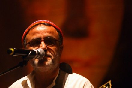 "אהוד בנאי והפליטים" בישר מהפכה, לא פחות. לא הרבה נשאר מהמהפכה הזו. אהוד בבנאי בהופעה (צילום: עביר סולטן / פלאש 90)