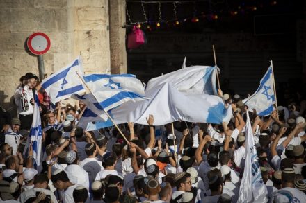 "מצעד הדגלים" עבר בשקט יחסי, אבל האופי שלו נשאר אלים. הצועדים נכנסים לשער שכם (צילום: אורן זיו / אקטיבסטילס)