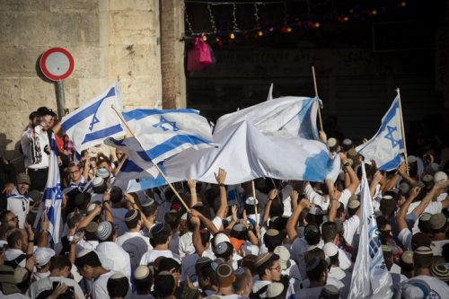 "מצעד הדגלים" עבר בשקט יחסי, אבל האופי שלו נשאר אלים. הצועדים נכנסים לשער שכם (צילום: אורן זיו / אקטיבסטילס)