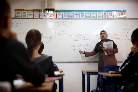 לא צריכים הכשרה מחדש. מורה בכיתה בגבעתיים. אילוסטרציה (הדס פרוש/פלאש 90)