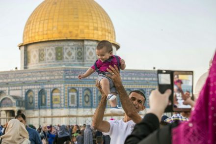 השיח' של אל-אקצא שידר בשידור ישיר עם השיחה שלו עם עמאן כדי שלא יחשדו בו שהוא מורד בסעודיה. משפחה חוגגת ליד כיפת הסלע בעיד אלפטר (צילום: סלימאן ח/אדר / פלאש 90)