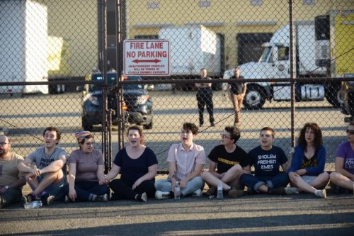 יהודים אמריקאים מקבוצת "פעולת לעולם לא עוד" מפגינים מחוץ למרכז מעצר של משטרת ההגירה והמכס בניו ג'רזי. 1 ביולי 2019. (צילום: גילי גץ)