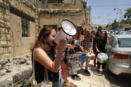 באמצעות הקשר עם גוף מוזיקלי ידוע כמו זאפה, אלע"ד מבקשת להיכנס למיין סטרים. לא צריך לתת לה את זה. הפגנה נגד פינוי משפחה בסילוואן (צילום: Free Jerusalem)