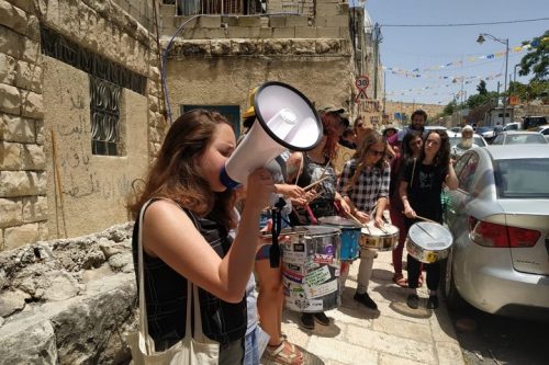באמצעות הקשר עם גוף מוזיקלי ידוע כמו זאפה, אלע"ד מבקשת להיכנס למיין סטרים. לא צריך לתת לה את זה. הפגנה נגד פינוי משפחה בסילוואן (צילום: Free Jerusalem)