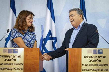 הברית שמפחידה את השמאל-מרכז. עמיר פרץ ואורלי לוי מכריזים על חיבור בין העבודה לגשר (רועי אלימה / פלאש 90)