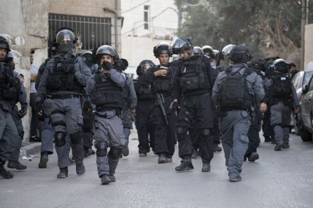 הפעילות של המשטרה אינה מכוונת נגד מפירי סדר או עבריינים אלא כנגד עשרים אלף תושבי השכונה. שוטרים בעיסאוויה (אורן זיו / אקטיבסטילס)