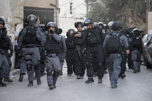 הפעילות של המשטרה אינה מכוונת נגד מפירי סדר או עבריינים אלא כנגד עשרים אלף תושבי השכונה. שוטרים בעיסאוויה (אורן זיו / אקטיבסטילס) הפעילות של המשטרה אינה מכוונת נגד מפירי סדר או עבריינים אלא כנגד עשרים אלף תושבי השכונה. שוטרים בעיסאוויה (אורן זיו / אקטיבסטילס)