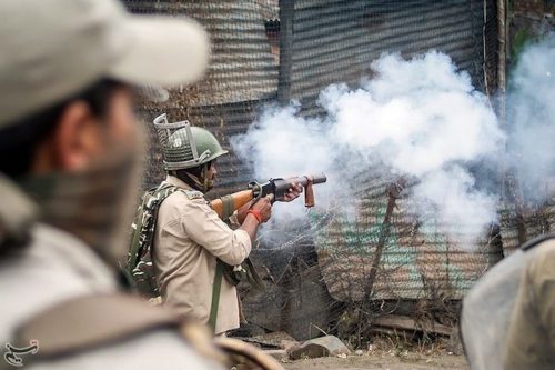 ביטול הסעיפים המבטיחים ניהול עצמי בקשמיר יאפשרו להודו להרחיב את השליטה הקולוניאלית שלה באזור. חיילים הודים בפעולה בקשמיר (Tasnim News Agency/CC BY 4.0)