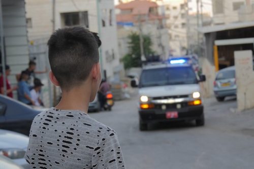 אנשי חינוך בעיסאוויה חוששים שייקח זמן רב עד שהילדים בעיסאוויה יתאוששו מהטראומה של הקיץ האלים שעברו. ילד בעיסאוויה מול מכונית משטרה (צילום: יובל אברהם) אנשי חינוך בעיסאוויה חוששים שייקח זמן רב עד שהילדים בעיסאוויה יתאוששו מהטראומה של הקיץ האלים שעברו. ילד בעיסאוויה מול מכונית משטרה (צילום: יובל אברהם)