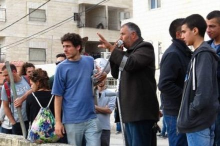 מוחמד אבו חומוס, אחד ממובילי המאבק הלא אלים בירושלים המזרחית, בהפגנה בעיסאוויה. (צילום: גיא בוטביה)