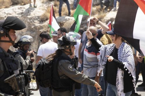"עכשיו אנחנו חוששים שהמתנחלים יתנכלו לכפר". מפגינות בכפר מאלכ מול הצבא היום 16.8.19 (צילום: אורן זיו / אקטיבסטילס) "עכשיו אנחנו חוששים שהמתנחלים יתנכלו לכפר". מפגינות בכפר מאלכ מול הצבא היום 16.8.19 (צילום: אורן זיו / אקטיבסטילס)