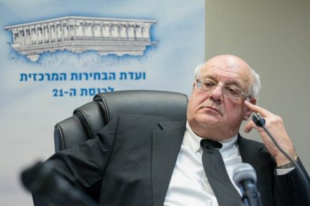 הדיון בוועדת הבחירות הזכיר מערכון בחמישיה הקמרית: רצח רבין - בעד ונגד. השופט מלצר בדיון בוועדת הבחירות לכנסת באפריל (צילום: נועם ריבקין פנטון / פלאש 90)