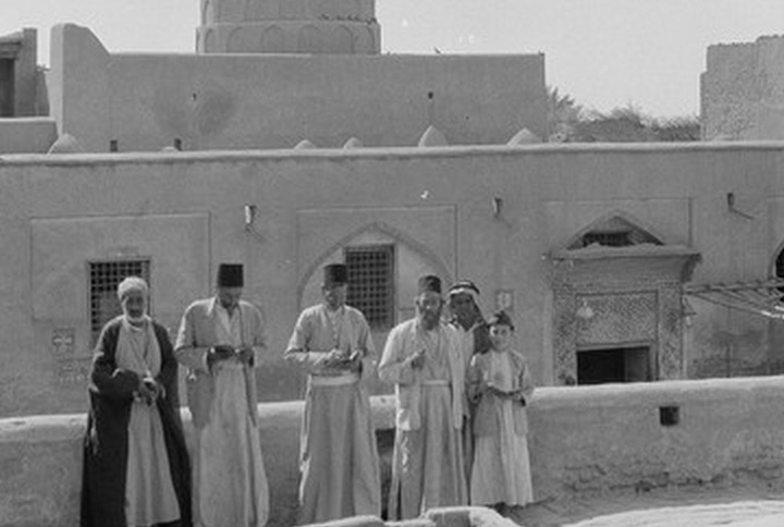 יהודים ליד קבר הנביא יחזקאל בעיראק