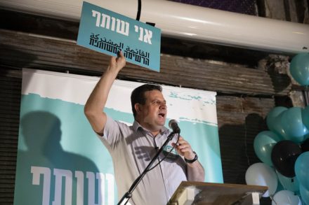 ליהודים פרוגרסיביים, שמאליים בתפיסתם העצמית, אין כל סיבה להצביע לרשימה אחרת מלבד הרשימה המשותפת. ח״כ איימן עודה במהלך ארוע השקת הקמפיין בעברית של הרשימה המשותפת בתל אביב, 20.8.2019 (צילום: אורן זיו)