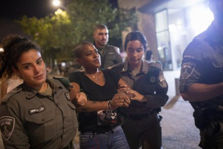 שוטרים עוצרים את ימיקר טרפה במהלך מחאה מול ביתו של שר המשפטים בתל אביב