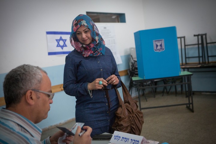 מצביעה בקלפי בבית צפאפא, בבחירות 2015 (צילום: מירם אלסטר / פלאש90)
