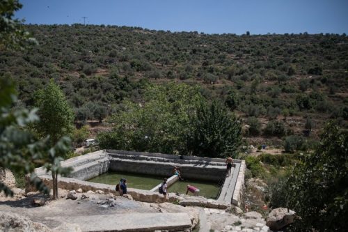 ישראלים נהנים ממעיין עין בובין ליד ההתנחלות דולב בגדה המערבית (צילום: הדס פרוש/פלאש90)
