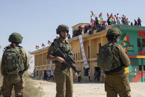 למתנחלים יש גישה חופשית למשאבי הטבע בגדה, לנו אין. חיילים על רקע המבנה בים המלח שעליו השתלטו פעילים פלסטינים, ישראליים ובינלאומיים (צילום: אורן זיו) למתנחלים יש גישה חופשית למשאבי הטבע בגדה, לנו אין. חיילים על רקע המבנה בים המלח שעליו השתלטו פעילים פלסטינים, ישראליים ובינלאומיים (צילום: אורן זיו)