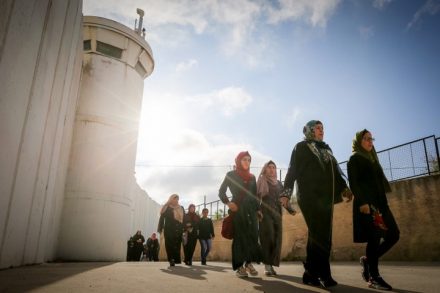 נשים פלסטיניות חוצות את החומה באזור בית לחם ברמדאן 2019 (ויסאם השלמון / פלאש90)