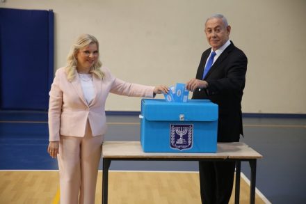 ראש הממשלה, בנימין נתניהו, ואישתו שרה, מצביעים בבחירות, ב-17 בספטמבר 2019 (צילום: אלכס קולומויסקי)