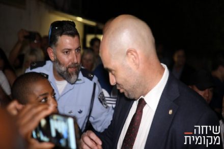 שר המשפטים, אמיר אוחנה, מתעמת עם ימיקר טרפה, בכנס התא הגאה בליכוד, 3 בספטמבר 2019 (צילום: אורן זיו)