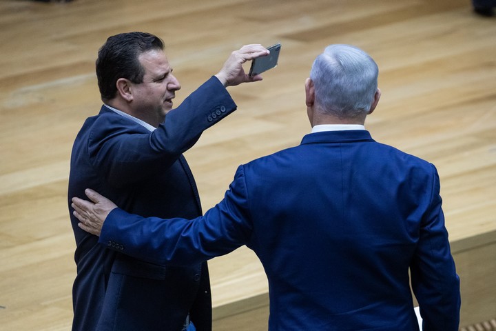 יש תמיד סיכוי שאם נתניהו יישאר, יאשימו את הערבים. יו"ר הרשימה המשותפת איימן עודה מצלם את ראש הממשלה בנימין נתניהו בדיון בכנסת, (צילום: יונתן זינדל/פלאש90)