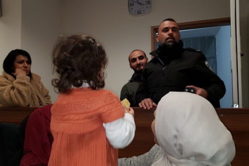 בדיון היום בבית המשפט, ניתנה לאשתו של אל חרוף לחבקו בפעם הראשונה מאז שנעצר לפני שמונה חודשים. אל חרוף מול בתו ואשתו בדיון הראשון בעניינו