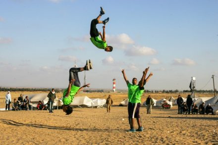 "אנשים בעזה צמאים לשינוי, אפילו משהו קטן". צעירים עזתים מבצעים פרקור מול הגבול עם ישראל (צילום: עבד רחים רח'מן / פלאש 90) "אנשים בעזה צמאים לשינוי, אפילו משהו קטן". צעירים עזתים מבצעים פרקור מול הגבול עם ישראל (צילום: עבד רחים רח'מן / פלאש 90)