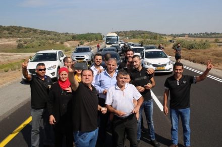 החשש הוא שהצבת תחנות משטרה תחזק את ה"ישראליזציה" בלי לקבל תמורה. חברי הרשימה המשותפת בשיירת המחאה נגד האלימות בחברה הערבית (צילום: הרשימה המשותפת)