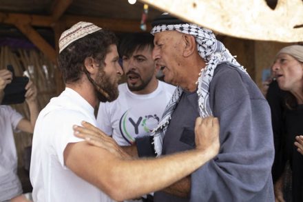 המשותף היחיד כמעט לשני העמים הוא זיקתם העמוקה לאותה כברת ארץ. מפגין פלסטיני ומתנחל בעימות בתוך מאחז (צילום: אורן זיו)