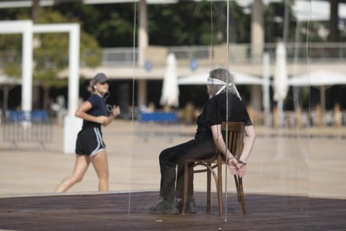 מיצג מחאה בתל אביב נגד מעצרה המנהלי של האזרחית הירדנית היבא אל לבדי השובתת רעב בחודש האחרון. (צילום: אורן זיו) מיצג מחאה בתל אביב נגד מעצרה המנהלי של האזרחית הירדנית היבא אל לבדי השובתת רעב בחודש האחרון. (צילום: אורן זיו)