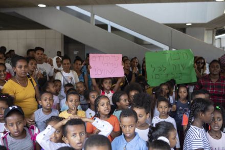 "מגיל קטן מפרידים אותם. מה יהיה כשיהיו גדולים". תלמידי בית הספר ״גוונים״ והוריהם מפגינים במחאה על התנאים בבית הספר מחוץ לעיריית תל אביב (צילום: אורן זיו)