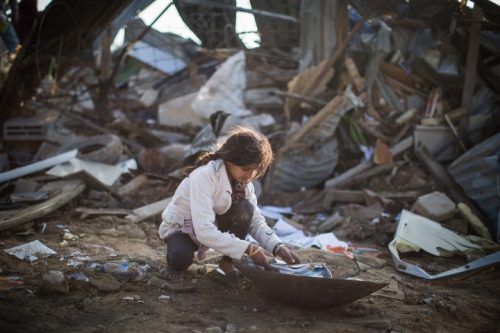 בדואים אוספים את חפציהם מהריסות הכפר אום אל חיראן, בינואר 2017 (צילום: הדס פארוש / פלאש90)