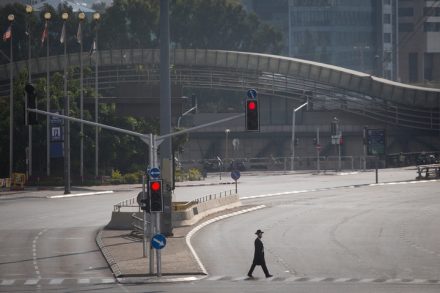 חרדי חוצה כביש ריק בתל אביב ביום כיפור ב-2018 (צילום: מרים אלסטר / פלאש90) חרדי חוצה כביש ריק בתל אביב ביום כיפור ב-2018 (צילום: מרים אלסטר / פלאש90)