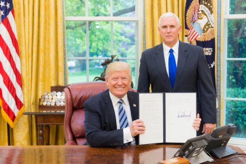 האלט רייט עבד קשה עד ששם נשיא בדמותו בבית הלבן. הנשיא טראמפ וסגן הנשיא פנס (צילום: שילה קרייגהד, משרד הרשות המבצעת של נשיא ארה"ב)