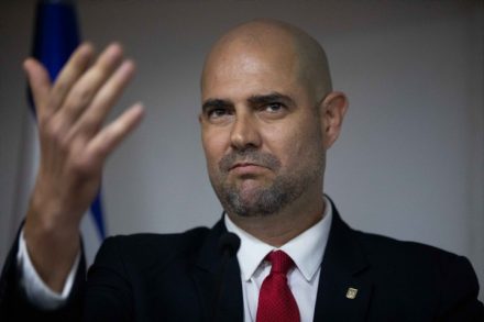 .בניגוד לדברי ההבל של שר המשפטים אמיר אוחנה, אנשי ציבור דווקא זוכים להנחות מפליגות. אמיר אוחנה בנאום ה"פרקליטות בתוך פרקליטות" שלו השבוע (צילום: יונתן סינדל / פלאש 90)