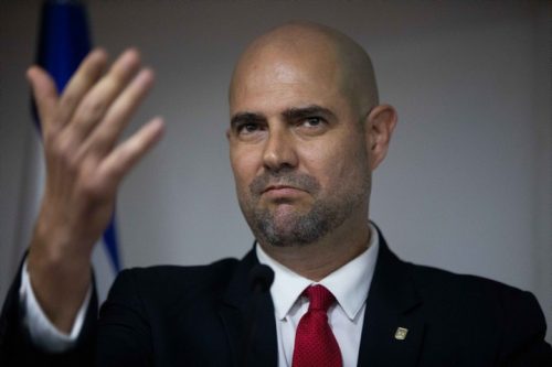 .בניגוד לדברי ההבל של שר המשפטים אמיר אוחנה, אנשי ציבור דווקא זוכים להנחות מפליגות. אמיר אוחנה בנאום ה"פרקליטות בתוך פרקליטות" שלו השבוע (צילום: יונתן סינדל / פלאש 90)