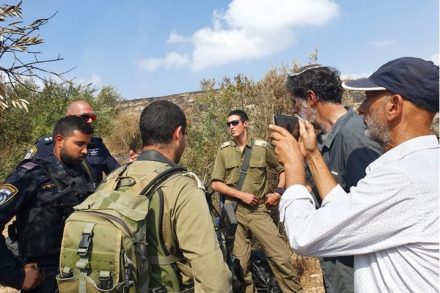 "אם הפעילים היהודים לא היו באים, היו מדברים איתנו עם גז מדמיע", אמרו הפלסטינים. חיילים מונעים מאנשי רבנים לזכויות אדם להמשיך בקטיף בכפר בורין (צילום: אורלי לוי)