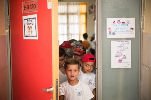 עד תחילת המאה ה-20, רק שליש מילדי העולם למדו בבתי ספר ממלכתיים. היום יותר מ-90 אחוז. ילדים בבית ספר במעלה אדומים (צילום: הדס פרוש / פלאש 90) עד תחילת המאה ה-20, רק שליש מילדי העולם למדו בבתי ספר ממלכתיים. היום יותר מ-90 אחוז. ילדים בבית ספר במעלה אדומים (צילום: הדס פרוש / פלאש 90)