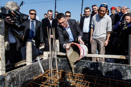 גדעון סער בתקופת כהונתו כשר הפנים, בטקס חשיפת אבן הפינה של שכונה חדשה בהתנחלות מושב גיתית, בינואר 2014 (צילום: אורי לנץ / פלאש90)