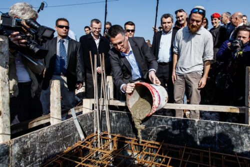 גדעון סער בתקופת כהונתו כשר הפנים, בטקס חשיפת אבן הפינה של שכונה חדשה בהתנחלות מושב גיתית, בינואר 2014 (צילום: אורי לנץ / פלאש90) גדעון סער בתקופת כהונתו כשר הפנים, בטקס חשיפת אבן הפינה של שכונה חדשה בהתנחלות מושב גיתית, בינואר 2014 (צילום: אורי לנץ / פלאש90)