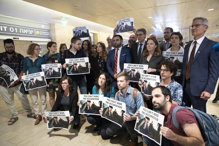 עומאר שאקר מנהל Human Rights Watch בישראל ופלסטין, ותומכים מארגוני זכויות אדם ישראלים, בשדה התעופה לפני גירושו של שאקר מישראל (צילום: אורן זיו)