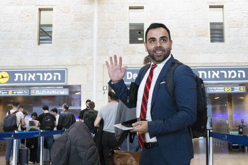 עומאר שאקר מנהל Human Rights Watch בישראל ופלסטין בשדה התעופה לפני גירושו של שאקר מישראל (צילום: אורן זיו)