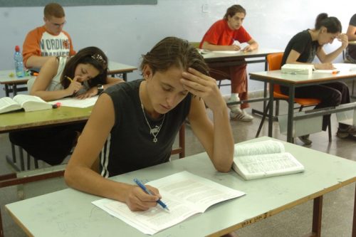 תלמידי תיכון בירושלים בזמן מבחן (צילום: פלאש90) תלמידי תיכון בירושלים בזמן מבחן (צילום: פלאש90)