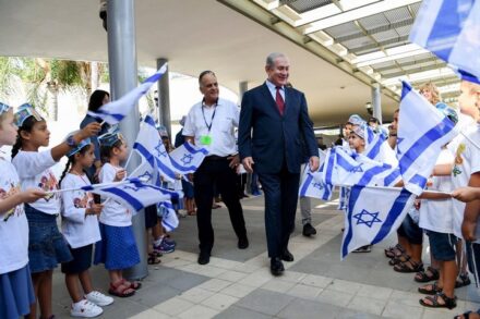 ראש הממשלה בנימין נתניהו מבקר בבית ספר בהתנחלות יד בנימין, ביום הראשון ללימודים ב-2018 (צילום: אבי אוחיון / לע"מ)