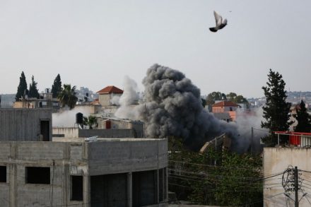 מאז הכיבוש ישראל הרסה אלפי בתים של פלסטינים, ואף לא בית של יהודי אחד. פיצוץ בית בסלפית של פלסטיני שהרג ישראלים (צילום: נאסר שתאיה / פלאש 90)