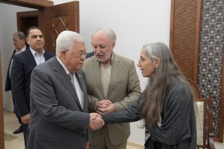 "הרגשתי שהספר שלו מתאר את החיים שלנו הפלסטינים". אבו מאזן עם עדית שמר, בתו של יצחק בר משה, במשרדו ברמאללה (צילום: משרד נשיא הרשות הפלסטינית)