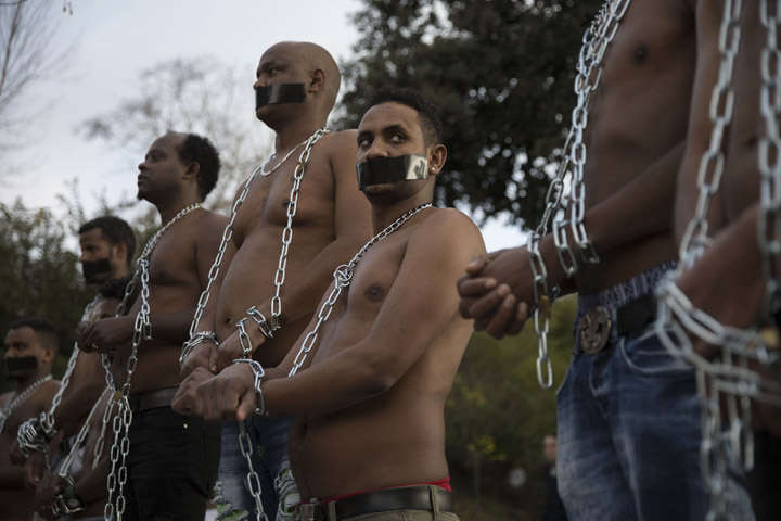 מייצג מחאה המדמה ״שוק עבדים״ בלוב, במחאה על הגירוש למדינות שלישיות, מחוץ לכנסת, 2018. (צילום: אורן זיו)