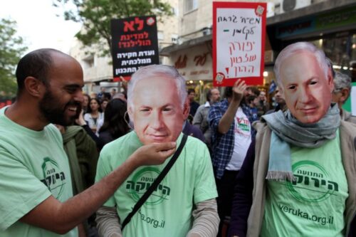 בעולם שדוהר לקראת המשבר החמור בתולדות האנושות, נדרש איחוד כוחות נרחב של אנשי הסביבה. פעילי התנועה הירוקה בפעולת מחאה, אפריל 2010 (נתי שוחט / פלאש 90)