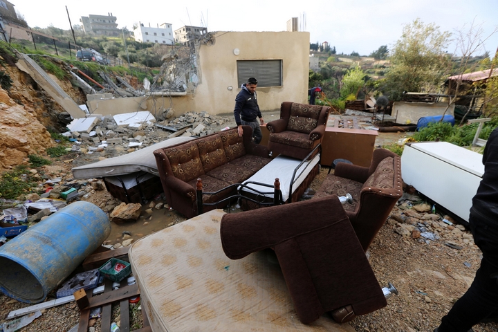 פלסטיני בודק נזקים אחרי שישראל הרסה בית בכפר ולאג'ה ליד בית לחם, ב-11 בפברואר 2019 (צילום: ויסאם השלמון / פלאש90)